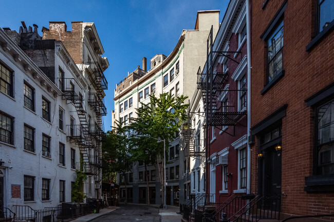 10 Christopher St in New York, NY - Foto de edificio - Building Photo