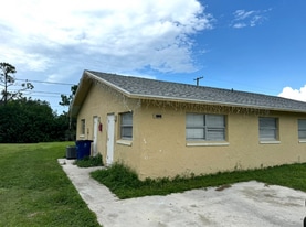 8257 Beacon Blvd in Ft. Myers, FL - Building Photo