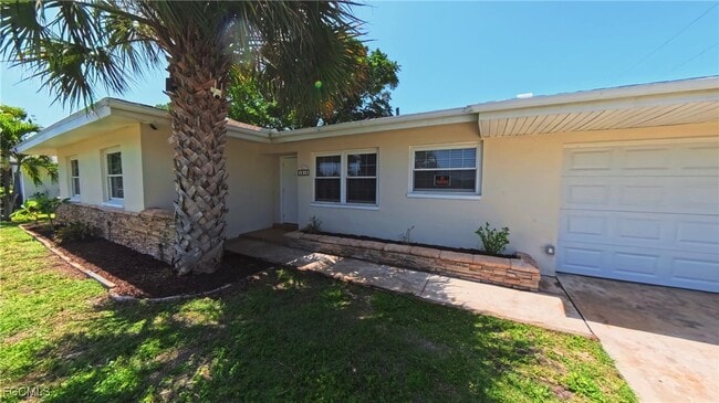 1315 SE 45th St in Cape Coral, FL - Foto de edificio - Building Photo