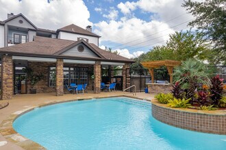 Residence at Westchase in Houston, TX - Foto de edificio - Building Photo