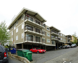 Mariner Apartments in Seattle, WA - Building Photo - Building Photo