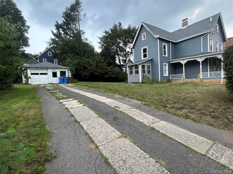 127 E Chester St in Kingston, NY - Building Photo