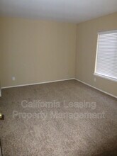 25314 Vía Saludo in Santa Clarita, CA - Building Photo - Building Photo