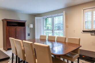 6034 Chesterbrook Rd in McLean, VA - Foto de edificio - Building Photo