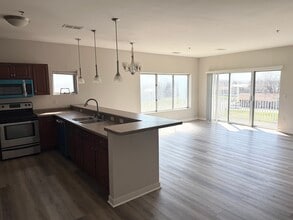 3540 Library Dr, Unit 303 in Cudahy, WI - Building Photo - Building Photo