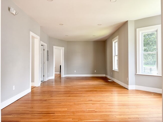 642 Moody St in Waltham, MA - Foto de edificio - Building Photo