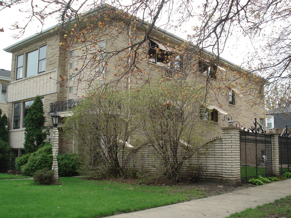 10625 W Cermak Rd in Westchester, IL - Foto de edificio