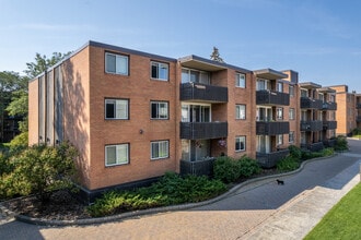 Chinook Gardens in Calgary, AB - Building Photo - Building Photo