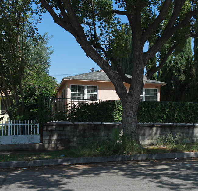 425 E Cedar Ave in Burbank, CA - Building Photo - Building Photo