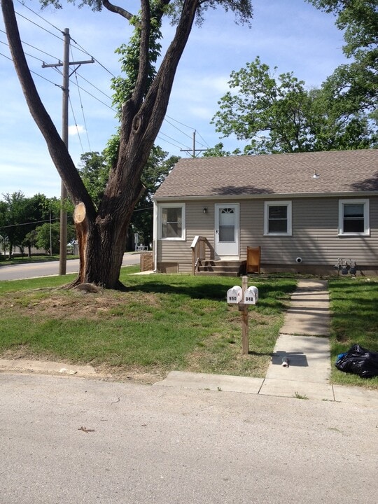948 Cheyenne St in Leavenworth, KS - Building Photo