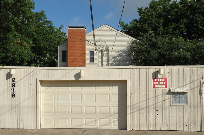2919 Lucas Dr in Dallas, TX - Foto de edificio - Building Photo