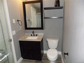 93 Chestnut St, Unit apt F in Bethel, CT - Building Photo - Building Photo