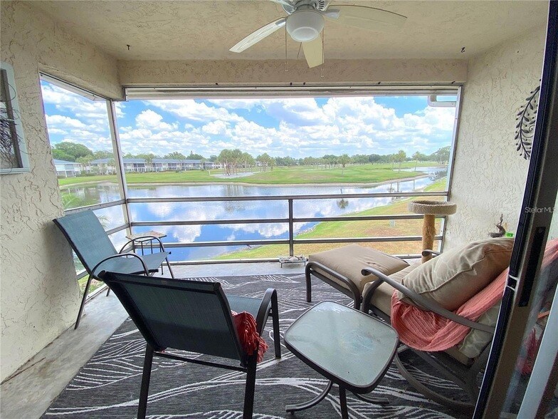 7041 W Country Club Dr N, Unit 218 in Sarasota, FL - Building Photo