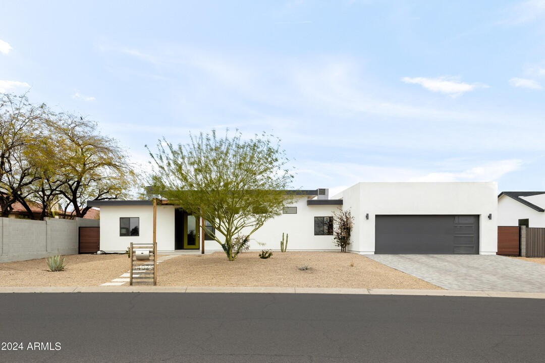 14025 N 11th Pl in Phoenix, AZ - Foto de edificio