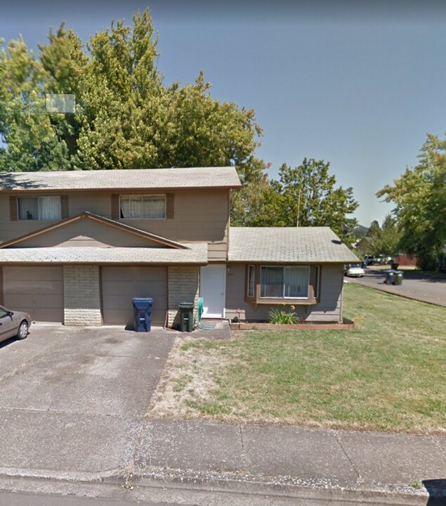 291 S 41st Pl in Springfield, OR - Foto de edificio
