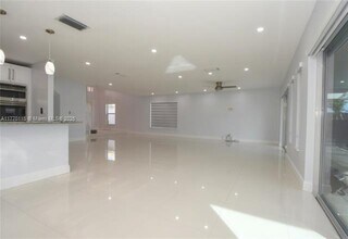 6450 Buena Vista Dr in Margate, FL - Building Photo - Building Photo