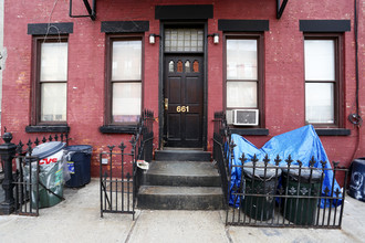 661 Henry St in Brooklyn, NY - Foto de edificio - Building Photo