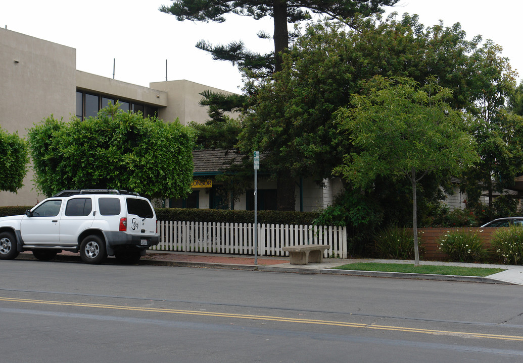 7342 Girard Ave in La Jolla, CA - Foto de edificio