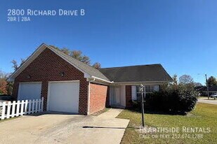 2800 Richard Dr in Greenville, NC - Building Photo