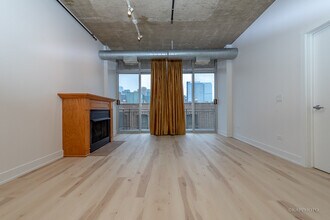 111 S Morgan St, Unit 619 in Chicago, IL - Foto de edificio - Building Photo