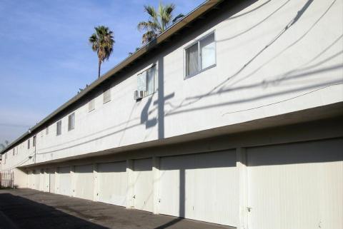 Pine Terrace Apartments in Compton, CA - Foto de edificio - Building Photo