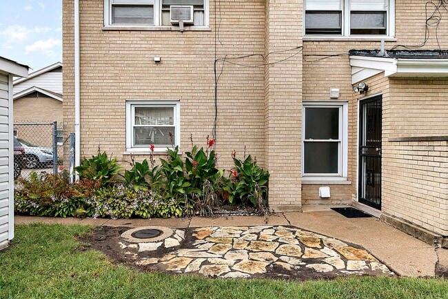 14526 Cottage Grove Ave, Unit 2 W in Dolton, IL - Building Photo - Building Photo