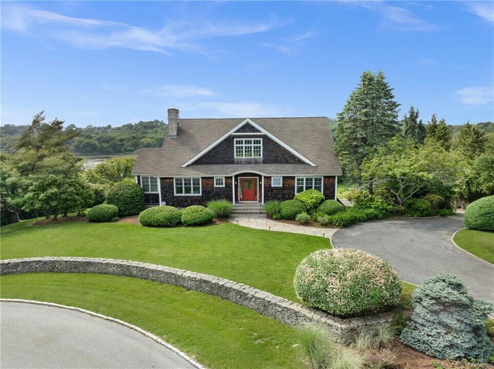 21 Ocean Heights Rd in Newport, RI - Building Photo