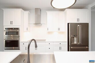 806 Wesley Ln in Charlottesville, VA - Foto de edificio - Building Photo