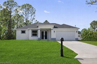 1923 Sunniland Blvd in Lehigh Acres, FL - Building Photo