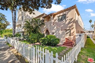 1142 S Clark Dr in Los Angeles, CA - Building Photo