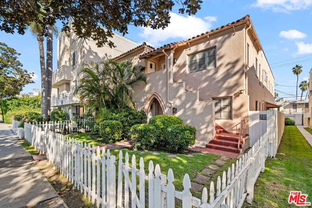 1142 S Clark Dr in Los Angeles, CA - Building Photo