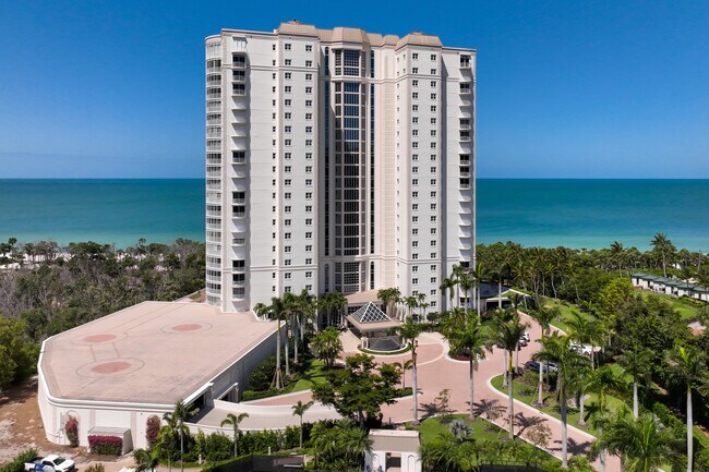 Contessa Condominium in Naples, FL - Foto de edificio - Building Photo