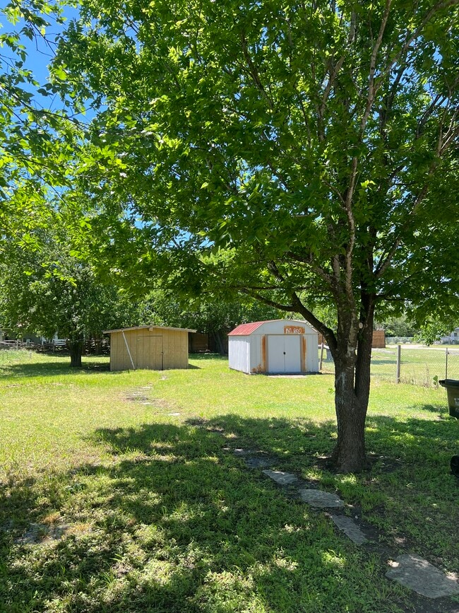 1108 Reyes St in San Marcos, TX - Building Photo - Building Photo