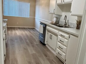 220 E Live Oak St in San Gabriel, CA - Foto de edificio - Building Photo