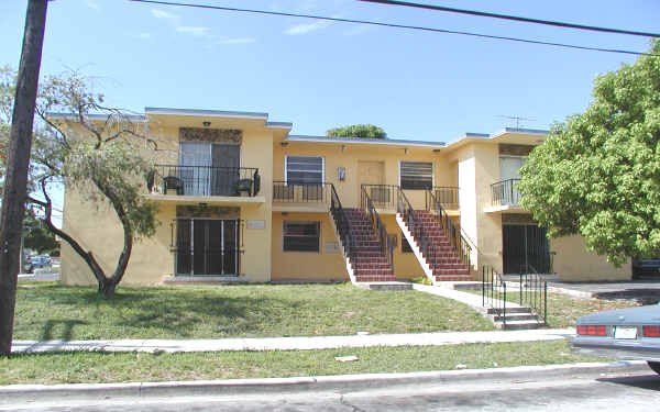 1620 SW 2nd St in Miami, FL - Building Photo