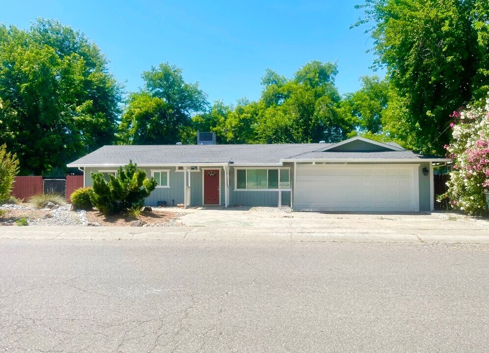 2990 Dove St in Redding, CA - Building Photo