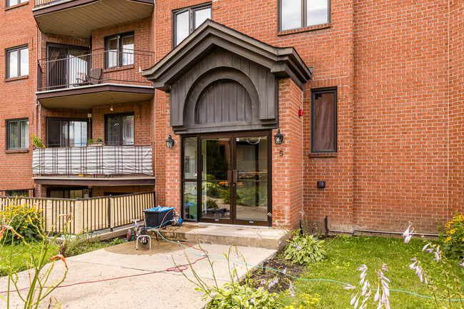 5 Bellerose Boul E in Laval, QC - Building Photo - Building Photo