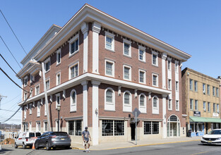 22 W Front St in Red Bank, NJ - Foto de edificio - Building Photo