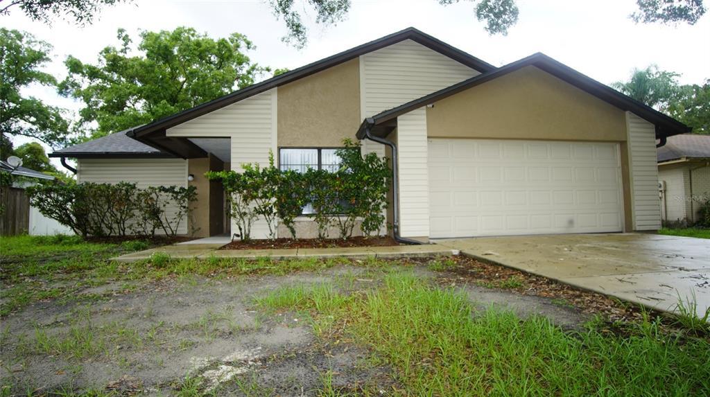 17813 Cranbrook Dr in Lutz, FL - Building Photo