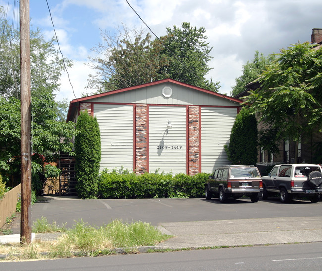 2609-2619 SE Stark St in Portland, OR - Building Photo - Building Photo