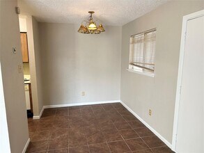 10203 Forum Park Dr-Unit -134 in Houston, TX - Building Photo - Building Photo