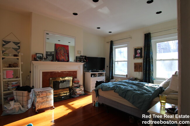 1689 Beacon St, Unit 3 in Brookline, MA - Building Photo - Building Photo