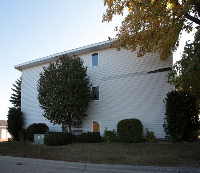 455 N Welco Dr N in Montgomery, MN - Building Photo - Building Photo