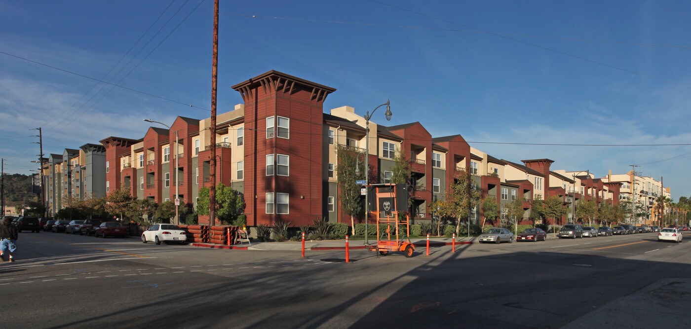 Camino al Oro in Los Angeles, CA - Building Photo