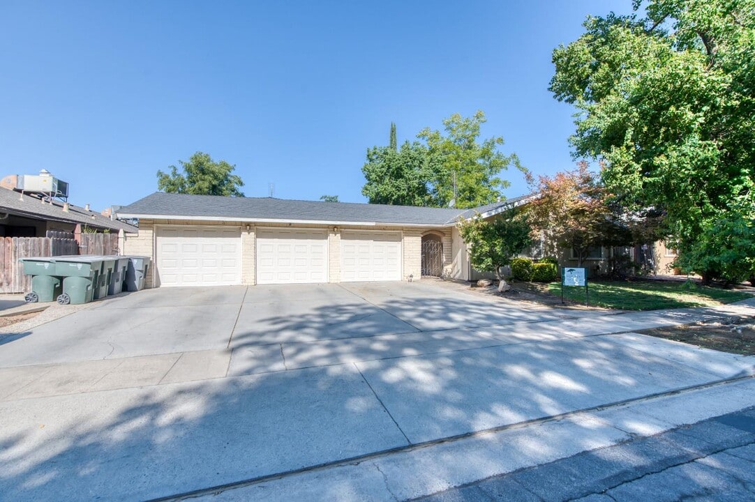 6463 N Wishon Ave in Fresno, CA - Building Photo