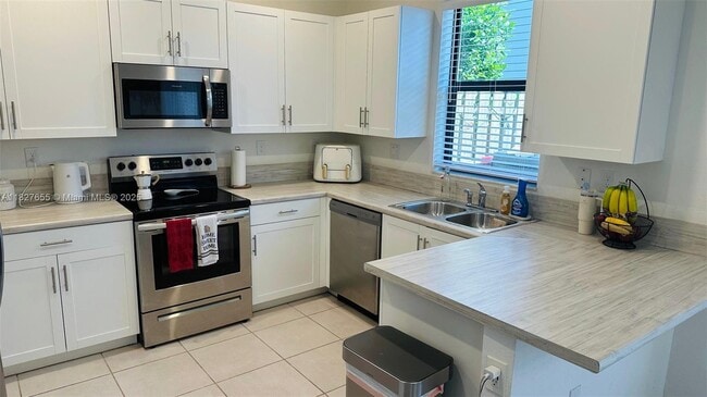 545 NE 206th Ln in Miami, FL - Building Photo - Building Photo