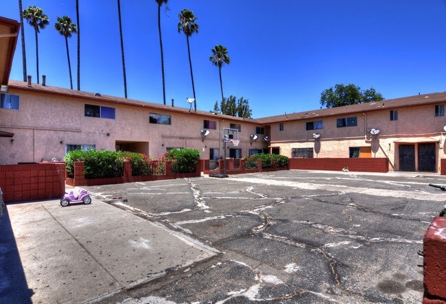 4252 Woodlawn Ave in Los Angeles, CA - Foto de edificio - Building Photo