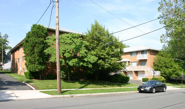 Berkeley Gardens in Hasbrouck Heights, NJ - Foto de edificio - Building Photo