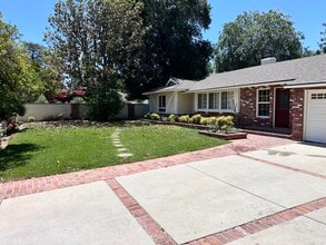 5369 Topeka Dr in Tarzana, CA - Building Photo - Building Photo