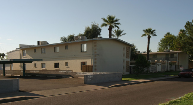 Silver Oaks Apartments in Phoenix, AZ - Foto de edificio - Building Photo